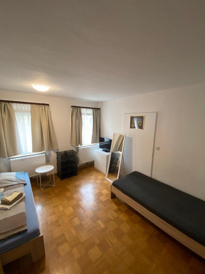 Einfaches Haus Mit Privatzimmern Und Gemeinschaftsraeumen Heilbronn Exterior foto
